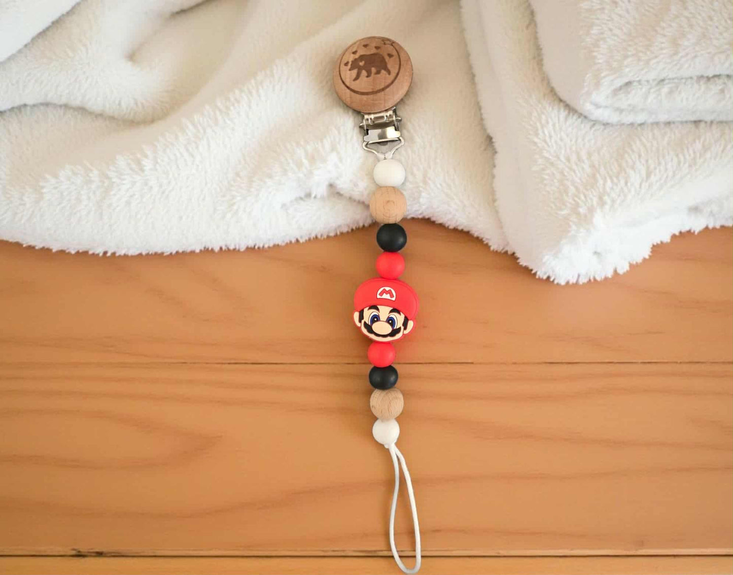 Attache suçe mario (collaboration Création Maman ourse) (précommande pour fin octobre)